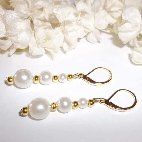 CLEARANCE! PRICE IS FIRM! Simple White Pearl Costume Jewelry Earrings 4978 - Picture 3 of 8